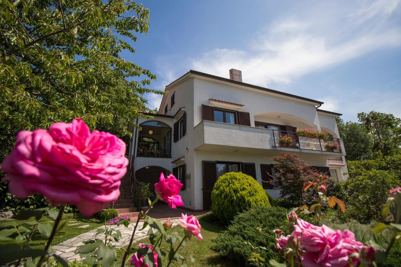 Apartments Laura Матульи Экстерьер фото