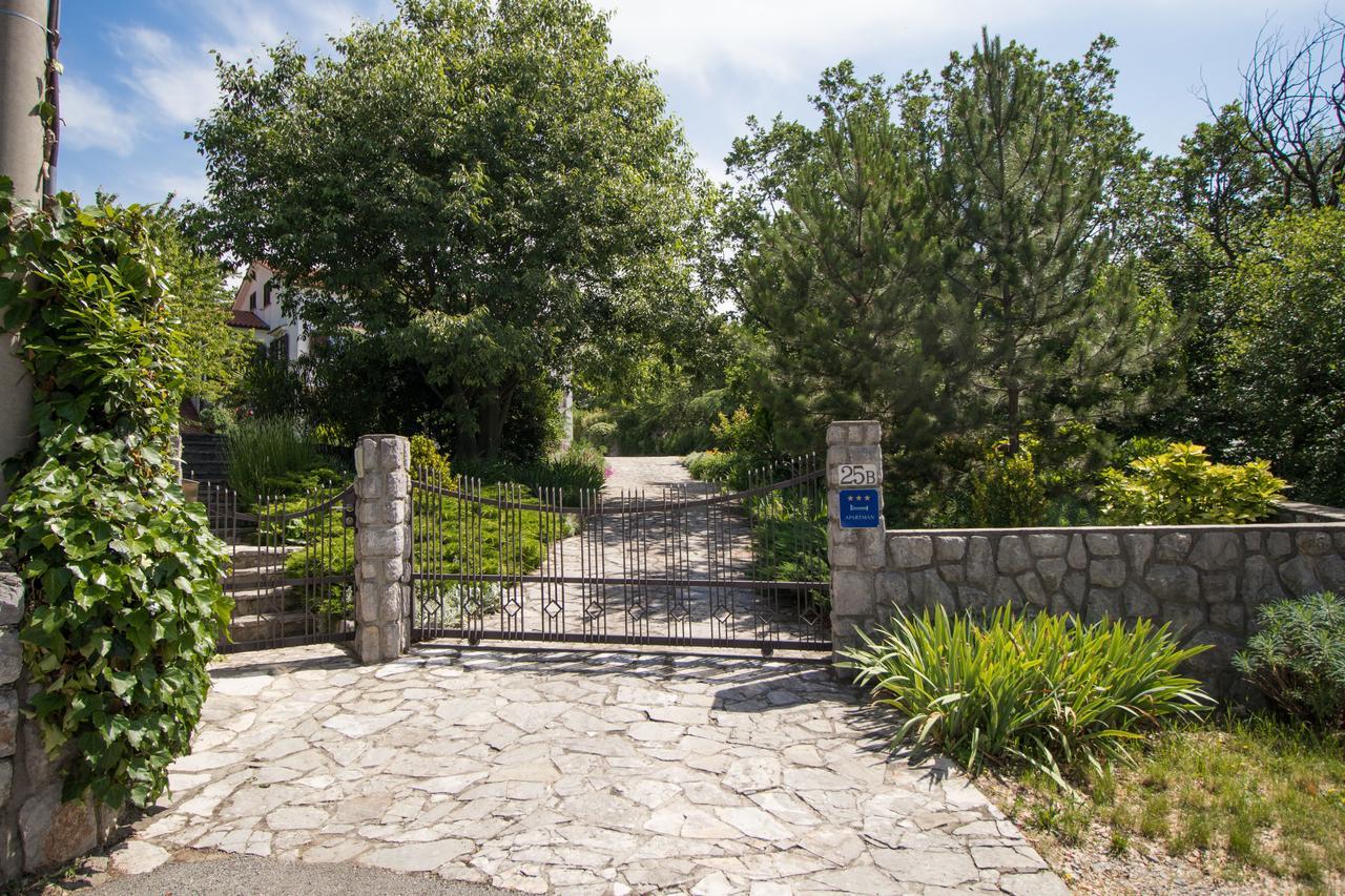 Apartments Laura Матульи Экстерьер фото